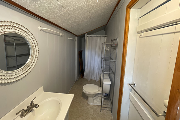 Bathroom,-stand-up-shower---Cottage-4